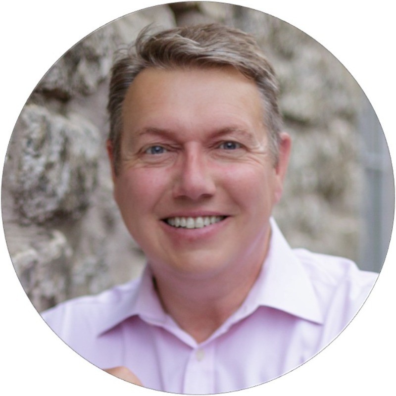 Louis Fernandes headshot, founder, magnitude 10 associates